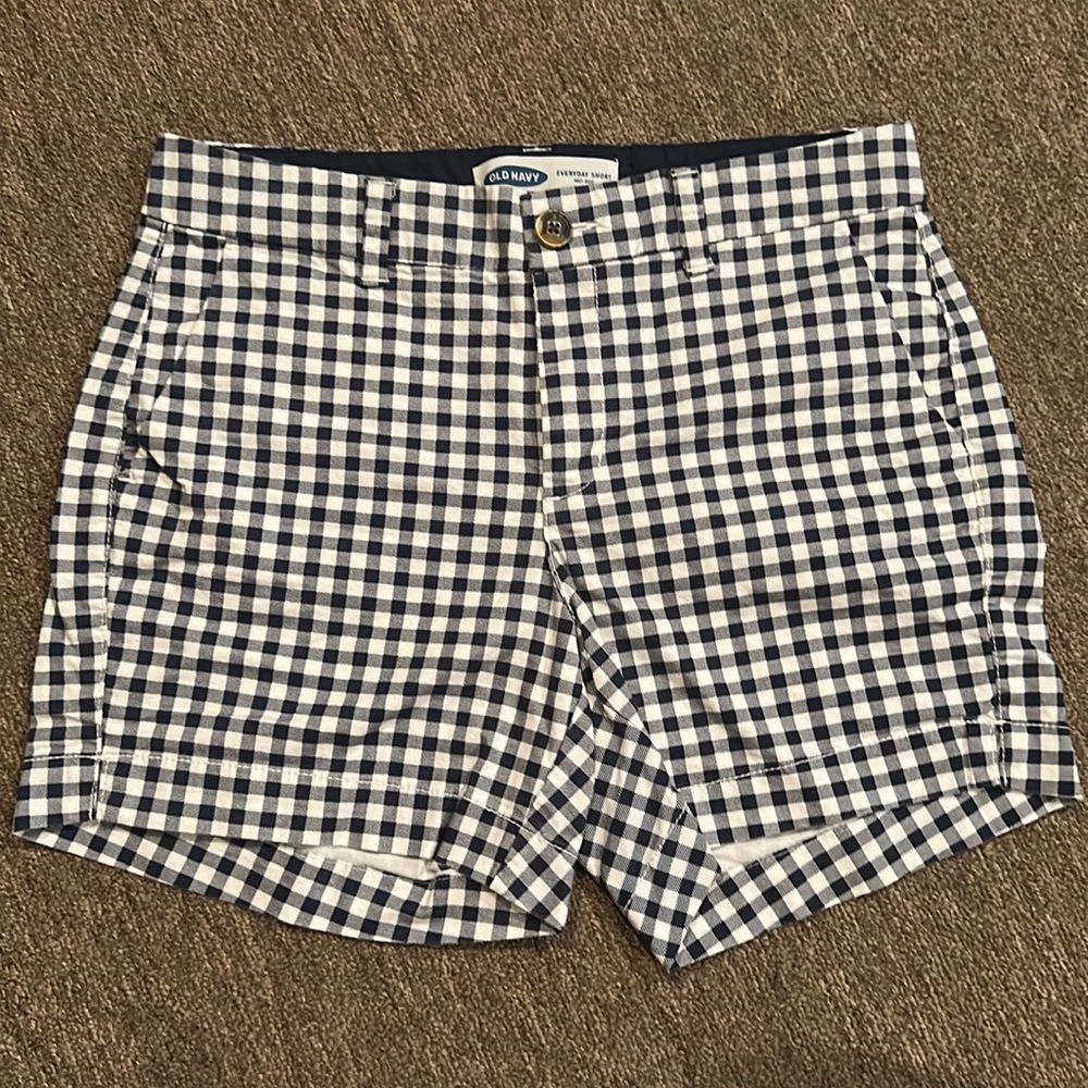 Women’s Size 4 Old Navy Checkered Everyday Short Mid Rise *Like New*